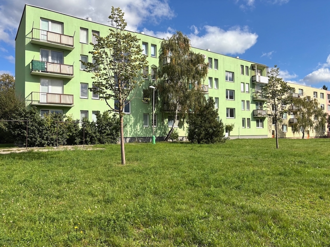 Rezervovaný 1-izbový byt s balkónom a výhľadom – Bystrická ulica, Pezinok